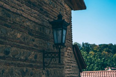 Sighnaghi şehrinin resimli evlerini seyret. Eski güzel kasaba. Eski mimari büyüleyici atmosfer. Eski kasabadaki geleneksel evler.