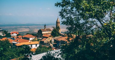 Gürcistan 'daki Alazani Vadisi, Kakheti. Sighnaghi şehrinin resimli evlerini seyret. Eski güzel kasaba. Eski büyüleyici atmosfer konsepti. Geleneksel mimari.