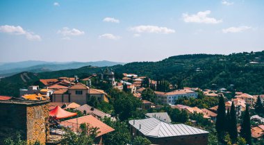 Gürcistan 'daki Alazani Vadisi, Kakheti. Sighnaghi şehrinin resimli evlerini seyret. Eski güzel kasaba. Eski büyüleyici atmosfer konsepti. Geleneksel mimari.