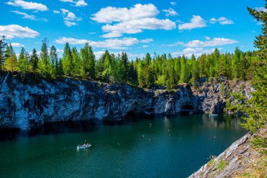 Karelia 'nın doğası. Çam ve köknar ağaçları göl kıyısında. Rusya 'ya git. Kuzey Karelia, Rus vahşi doğası..