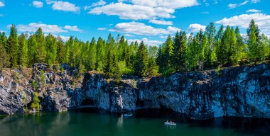 Karelia 'nın doğası. Çam ve köknar ağaçları göl kıyısında. Rusya 'ya git. Kuzey Karelia, Rus vahşi doğası..