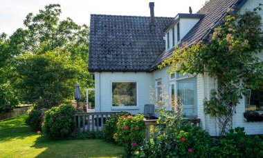 Hollanda, Giethoorn 'un tipik evleri. Güzel evler ve bahçıvanlık. Çiftlik alanındaki ünlü Giethoorn köyünün manzarası. Kanalları ve sazdan yapılmış çatıları var..