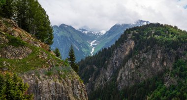 Provence-Alpes-Cote d 'Azur bölgesindeki Verdon Gorge kayalıklarına bakın. Rocky Dağları. Arka planda yeşil dağ vadisi. Aktif, ekolojik ve fotoğraf turizmi kavramı.