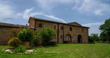 Tuscany 'de tarlalar ve üzüm bağlarıyla çevrili güzel bir tepedeki malikane. Döşeme çatılı, eski, güzel bir ev. Şaraphane. Çevre turizmi. Kır çiftliği. İtalya, Avrupa.