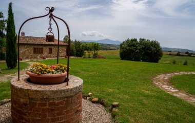 Tuscany 'de tarlalar ve üzüm bağlarıyla çevrili güzel bir tepedeki malikane. Döşeme çatılı, eski, güzel bir ev. Şaraphane. Çevre turizmi. Kır çiftliği. İtalya, Avrupa.