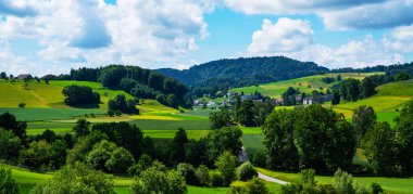 Fransa ve Alman sınırlarına yakın olan Basel, İsviçre, Avrupa yakınlarındaki güzel çevredeki tarım arazilerinin ideal kırsal manzarası. Tarlalar ve harika mavi gökyüzü, gölgeli panoramik manzara.