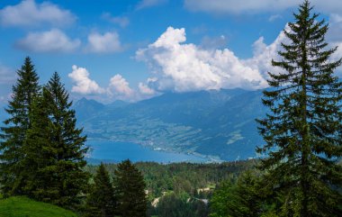 İsviçre Alplerinde yürüyüş. İsviçre Alpleri 'ndeki yüksek dağlık yol, Obwalden kantonu, İsviçre. İsviçre 'deki ünlü turist rotaları. Güzel panoramik manzara.