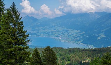 Lungern Gölü yakınlarındaki güzel manzaralı bir yer. Dağlar ve harika mavi gökyüzü, panoramik manzara. İsviçre Alplerinde güzel bir açık hava sahnesi.