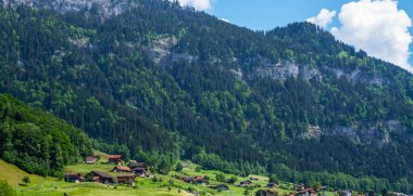 Güzel manzaralı İsviçre dağları. Lungern yakınlarında güzel bir açık hava manzarası, Obwalden, İsviçre kantonu. İşlenmiş fotoğraf sonrası sanatsal stil.