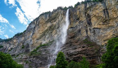 Lauterbrunnen Alp Vadisi 'nin yaz manzarası. İsviçre Alpleri, Bernese Oberland, Avrupa. Staubbach şelalesi ünlü bir turistik merkezdir. Doğa. Güzellik dünyasını keşfedin.