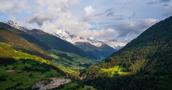 아름다운 스위스 알프스 산맥의 Canton Valais Switzerland 피콜로 알프스의 마을이 — 스톡 사진