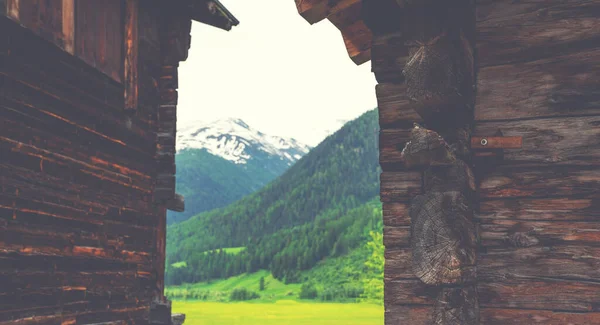 Oude Verweerde Houten Vintage Woning Zwitserse Alpen Uitzicht Groene Weide — Stockfoto