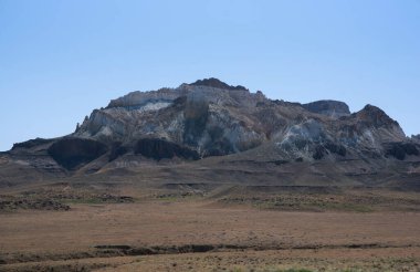 Çöl manzarası. Sersemletici kum taşı katmanlı kaya oluşumları. Ürdün 'deki Wadi Rum Çölü. Wadi Rum, Ay Vadisi ve UNESCO Dünya Mirasları Listesi olarak bilinir..