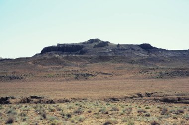 Çöl manzarası. Sersemletici kum taşı katmanlı kaya oluşumları. Ürdün 'deki Wadi Rum Çölü. Wadi Rum, Ay Vadisi ve UNESCO Dünya Mirasları Listesi olarak bilinir..