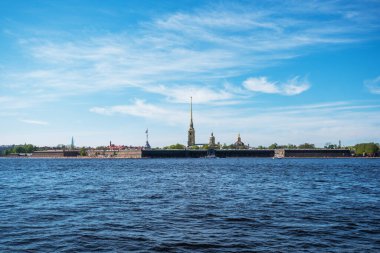 Provence-Alpes-Cote d 'Azur bölgesindeki Verdon Gorge kayalıklarına bakın. Rocky Dağları. Arka planda yeşil dağ vadisi. Aktif, ekolojik ve fotoğraf turizmi kavramı.
