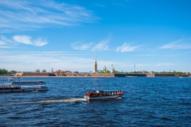 Provence-Alpes-Cote d 'Azur bölgesindeki Verdon Gorge kayalıklarına bakın. Rocky Dağları. Arka planda yeşil dağ vadisi. Aktif, ekolojik ve fotoğraf turizmi kavramı.