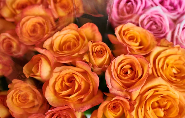 Schöne Sträuße Aus Roten Rosa Und Gelben Rosen Einem Blumenladen — Stockfoto