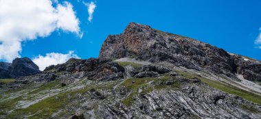 Stelvio geçidi İtalya 'da, Ortler Alpleri, İtalya. Stelvio Geçidi, Lombardy ve Trentino arasındaki Alplerin üzerinden Trentino tarafına doğru. Alp manzarası.