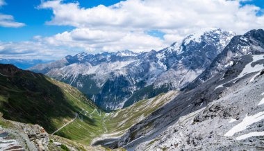 Alp yolu ve yamaçta karlı yaz Stelvio geçidi. Lombardy ve Trentino arasındaki Alplerin panoramik görüntüsü. Renkli görüntü. İtalyan dağları.