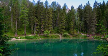 Arkasında orman olan Braies Gölü. İtalyan Alpleri, Naturpark Fanes-Sennes-Prags, Dolomite, İtalya, Avrupa 'nın renkli bahar manzarası. Seyahat, ekoloji ve fotoğraf turizmi.