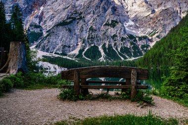 Arkasında orman olan Braies Gölü. İtalyan Alpleri, Naturpark Fanes-Sennes-Prags, Dolomite, İtalya, Avrupa 'nın renkli bahar manzarası. Seyahat, ekoloji ve fotoğraf turizmi.
