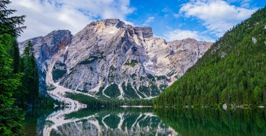 Arkasında orman olan Braies Gölü. İtalyan Alpleri, Naturpark Fanes-Sennes-Prags, Dolomite, İtalya, Avrupa 'nın renkli bahar manzarası. Seyahat, ekoloji ve fotoğraf turizmi.