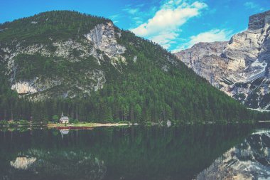 Arkasında orman olan Braies Gölü. İtalyan Alpleri, Naturpark Fanes-Sennes-Prags, Dolomite, İtalya, Avrupa 'nın renkli bahar manzarası. Seyahat, ekoloji ve fotoğraf turizmi.