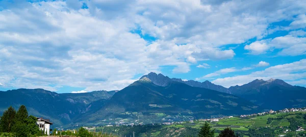 Schöne Alpine Landschaft Mit Grünen Waldhügeln Häusern Und Garten Wolken — Stockfoto