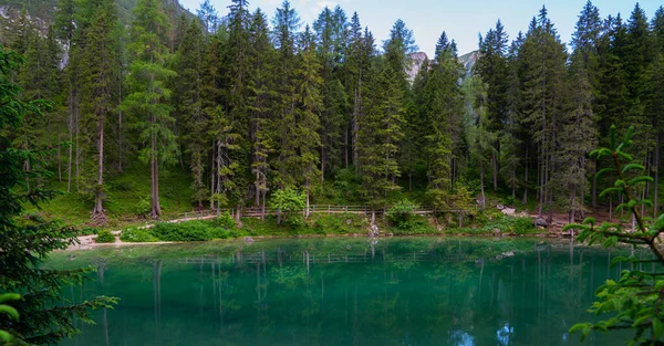 Arkasında orman olan Braies Gölü. İtalyan Alpleri, Naturpark Fanes-Sennes-Prags, Dolomite, İtalya, Avrupa 'nın renkli bahar manzarası. Seyahat, ekoloji ve fotoğraf turizmi.