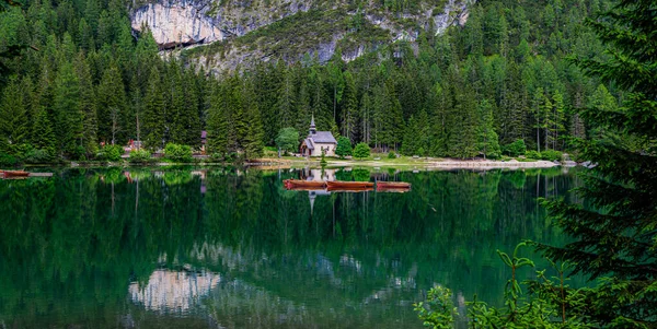Lago Braies Com Floresta Fundo Vista Colorida Primavera Dos Alpes — Fotografia de Stock