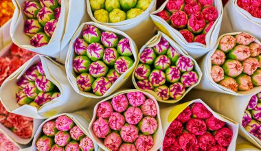 Çiçekçide güzel bir buket karışık çiçek. Parlak bir çiçek karışımı. Arka plan tam ekrana. Güzel, taze buketler. Çiçek teslimatı. Çiçek dükkanı. Seçici odak.