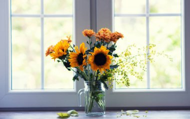 Bulanık sonbahar arka bahçesinde penceresi olan parlak bir oda. Sonbahar çiçekleriyle dolu beyaz pencereli altın sonbahar manzarası. Ev ve bahçe, sonbahar konsepti.