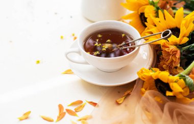 Sonbahar, sonbahar yaprakları, çiçekler, ahşap kırsal arka planda sıcak bitki çayı. Mevsimlik, sabah çayı. Pazar dinlendirici ve hala hayat konsepti. Tonu ayarlanmış resim.