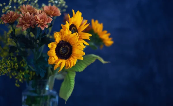 Herbststilleben Mit Blumen Und Blättern Auf Dunklem Hintergrund — Stockfoto