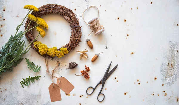 Autumn Vintage Composition Wreath Yellow Flowers Dried Leaves Acorn Pine — Stock Photo, Image