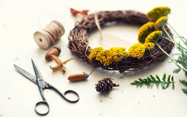 Autumn Vintage Composition Wreath Yellow Flowers Dried Leaves Acorn Pine — Stock Photo, Image