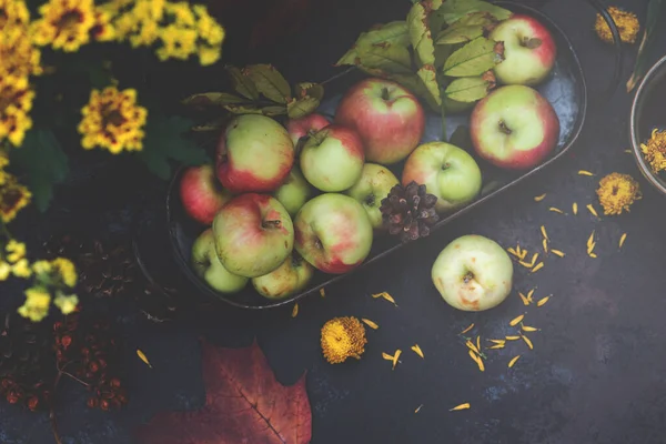 Осень Осенние Листья Цветы Яблоки Осенний Сбор Урожая Деревенском Фоне — стоковое фото