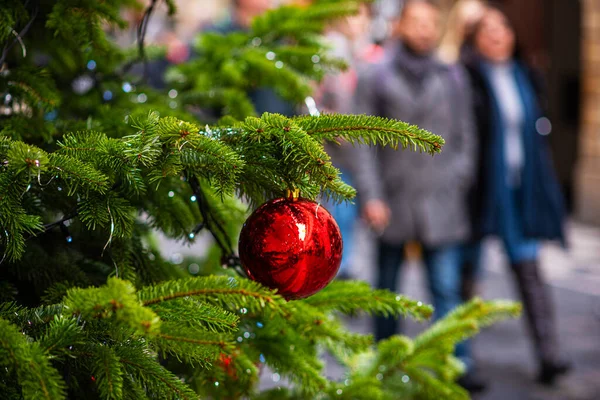 Χριστούγεννα Φόντο Κλαδιά Έλατο Στο Δρόμο Φόντο Διακοσμημένο Χριστουγεννιάτικο Δέντρο — Φωτογραφία Αρχείου