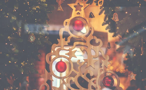 Karácsonyi Dekoráció Egy Kirakatban Piros Dekorációk Elmosódott Háttérrel Karácsony Tél — Stock Fotó
