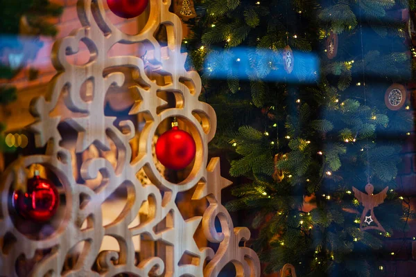 商店橱窗里的圣诞装饰品 背景模糊的红色装饰 圣诞节 新年的概念 圣诞盛会的背景 — 图库照片