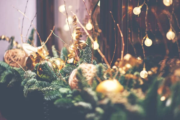 Karácsonyi Háttér Ablak Hagyományos Karácsonyi Piacon Díszített Fenyő Ágak Ragyogó — Stock Fotó