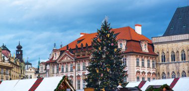 Prag, Çek Cumhuriyeti. Stare Mesto 'daki Noel Pazarı Eski Meydanı, Tyn Kilisesi, Bohemya.