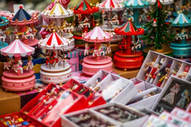 Güzel dekorasyon. Avrupa 'da geleneksel Noel pazarından alışveriş. Aydınlatma ve dekorasyon. Tarihi merkezde geleneksel noel pazarı. Arka planda festival festivali.