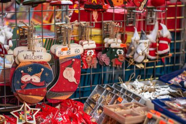 Altın parıltılı arkaplanlı Noel kompozisyonu. Bulanık arkaplanda Noel süslemeleri.