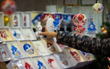 Avrupa 'daki Noel pazarında Noel süsleri. El sanatları ürünleriyle adil ve pazar tezgahları. Avrupa 'da kış sokak pazarı.