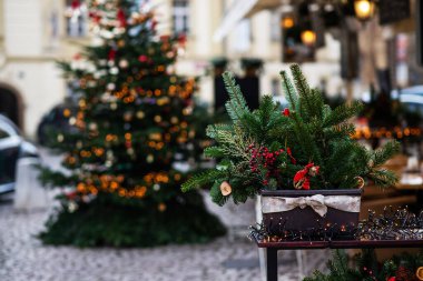Süslü Noel ağacı, bulanık arka plan. Çam ağacının dallarında asılı Noel süsleme topları ve fotokopi alanının soyut arka planına sahip süsler..