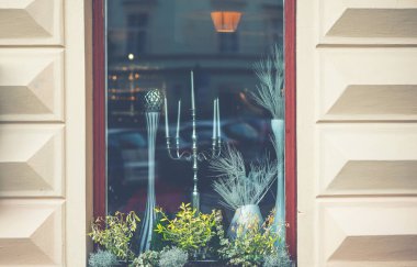 Geleneksel Noel pazarında vitrin. Tatiller, satış ve perakende konsepti. Prag 'daki eski kasaba meydanında Noel pazarı.