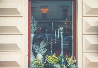 Geleneksel Noel pazarında vitrin. Tatiller, satış ve perakende konsepti. Prag 'daki eski kasaba meydanında Noel pazarı.