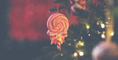 Noel arkaplanı. Süslü köknar dalları ve parlak bir arka planı var. Noel, kış, yeni yıl konsepti.