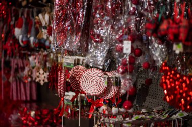 Ağaç, hediye ve şömineli Noel sahnesi. Noel, Yeni Yıl dekore edilmiş çelenk ve toplarla süslenmiş köknar ağacı, karanlık çekmece ve geyik figürleri. Noel pazarı, kış, yeni yıl konsepti.